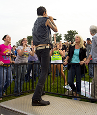 singer and crowd of sponge